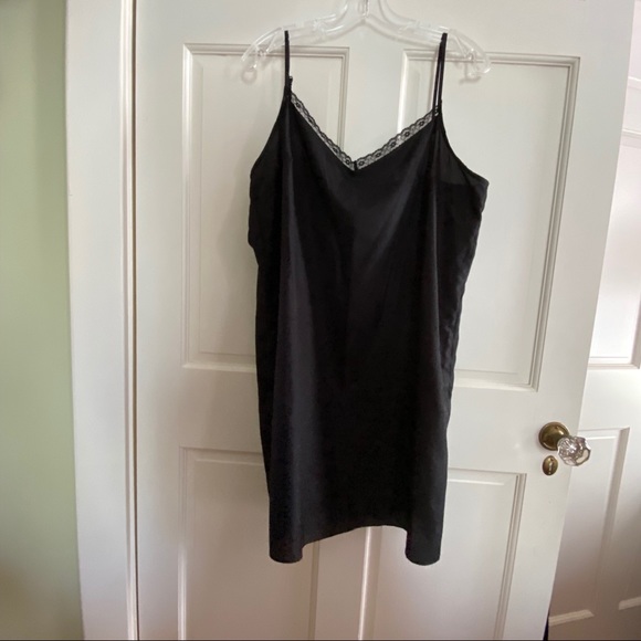 Elle Chiffon Flutter Sleeve Dress - Picture 4 of 10